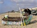 فلسطيني يتحدى الظروف ويصنع قارب من 700 زجاجة بلاست