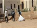 جمع القمامة من أمام ساحاة الصلاة  (2)