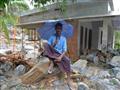 هندي يجلس أمام منزله الذي دمره انزلاق للتربة في ولاية كيرالا بجنوب الهند