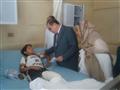 المحافظ الدكتور جمال سامى يطمئن على حالة طفل مصاب 
