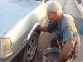 إبراهيم يتحسس جنط سيارة أثناء عملية تنظيفها                                                                                                                                                             