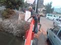 إبراهيم يلقى بجركن رابطًا حبل ليملأ به ماء من ترعة القضابة خلال عمله في غسل السيارات                                                                                                                    