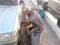 إبراهيم يمارس عمله في غسيل السيارات                                                                                                                                                                     