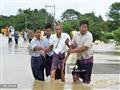 إجلاء المواطنين المتضررين من مياه الفيضانات العميقة                                                                                                                                                     