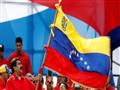 مادورو يحمل علم فنزويلا