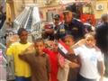 الأطفال يحتفلون مع رجال الحماية المدنية                                                                                                                                                                 