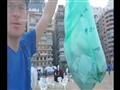 قنصل إسبانيا يجمع القمامة من شواطئ الإسكندرية (1)