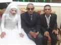 العريس محمد والعروس عائشة ويتوسطهما مدير وحدة الرعاية                                                                                                                                                   