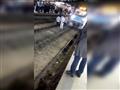 شاب يلقي بنفسه أسفل عجلات قطار بمحطة جمال عبد النا