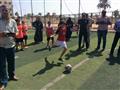 المحافظ يشارك الأطفال لعبة كرة القدم  (1)