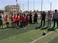 المحافظ يشارك الأطفال لعبة كرة القدم  (2)