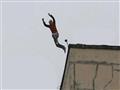 صورة أرشيفية - شاب يقفز من أعلى مبنى