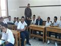 محافظ بورسعيد يجلس على مقعد بالفصل مع الطلاب                                                                                                                                                            