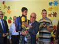 محافظ بورسعيد يحمل أحد الأطفال                                                                                                                                                                          