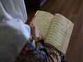 هل يجب على المرأة ارتداء الحجاب وهي تقرأ القرآن؟