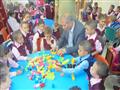 وكيل وزارة تعليم المنيا يلعب المكعبات مع إطفال الحضانة....                                                                                                                                              