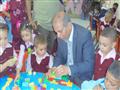 وكيل وزارة تعليم المنيا يلعب المكعبات مع إطفال الحضانة                                                                                                                                                  