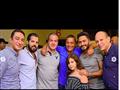 تامر حسني  مع أصدقائه (2)