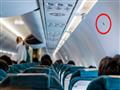 لماذا يوجد مثلثات فوق بعض المقاعد في الطائرة؟