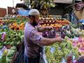 تاجر فاكهة في سوق بالقاهرة.