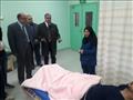 رئيس جامعة الأزهر يزو طالبا بالمستشفى التخصصي