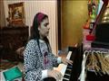 الطفلة مريم أثناء عزفها علي البيانو