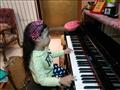 جودي أثناء عزفها علي البيانو