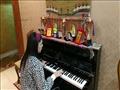 جودي أثناء عزفها علي البيانو (2)