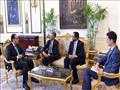 رئيس الوزراء مع سفير بريطانيا بالقاهرة (1)