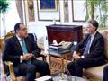 رئيس الوزراء مع سفير بريطانيا بالقاهرة (3)
