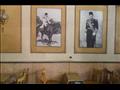 صور الملك فاروق على حائط المقهى                                                                                                                                                                         