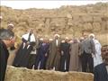 وزير الأوقاف ووفود مؤتمر الشئون الإسلامية يلتقطون صوراً تذكارية أعلى هرم  خفرع (2)