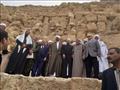 وزير الأوقاف ووفود مؤتمر الشئون الإسلامية يلتقطون صوراً تذكارية أعلى هرم  خفرع (3)
