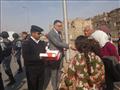 مدير أمن الأقصر يوزع حلوى على المواطنين في عيد الشرطة (2)