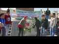 وضع اكليل من الزهور علي النصب التذكاري في بورسعيد٢