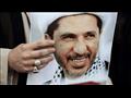 محتج يحمل صورة الشيخ على سلمان