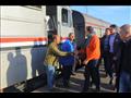 وزير النقل يستقل قطارًا من المنيا إلى بني سويف لمتابعة تطوير الإشارات (6)