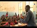 مدرس سوداني يعلم الأطفال اللاجئين في إثيوبيا