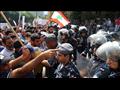القوى الأمنية اللبنانية تفرق المتظاهرين في وسط بير