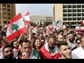 متظاهرون يحملون العلم اللبناني في وسط بيروت