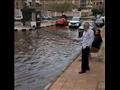 مواطنون يصطادون بشوارع بورسعيد للسخرية من تراكم المياه٥