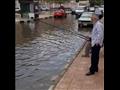 مواطنون يصطادون بشوارع بورسعيد للسخرية من تراكم المياه٣