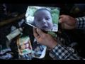 رجل يحمل صورة الطفل علي دوابشة الذي قضى في الهجوم 