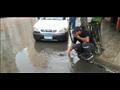 عمال النظافة يشاركون في كسح مياه الأمطار بالإسكندرية