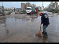 عمال النظافة يشاركون في كسح مياه الأمطار بالإسكندرية