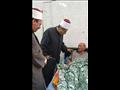 الشيخ علي خليل يزور موظف بعد إصابته أثناء العمل