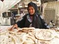 عزيزة تبيع الخبز لتربية أبنائها الـ9 بعد انفصال الزوج   (4)