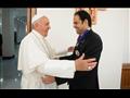 البابا فرنسيس خلال تكريمه أمين لجنة الأخوة الإنسانية (4)