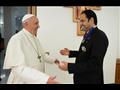 البابا فرنسيس خلال تكريمه أمين لجنة الأخوة الإنسانية (3)