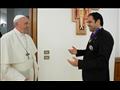 البابا فرنسيس خلال تكريمه أمين لجنة الأخوة الإنسانية (1)